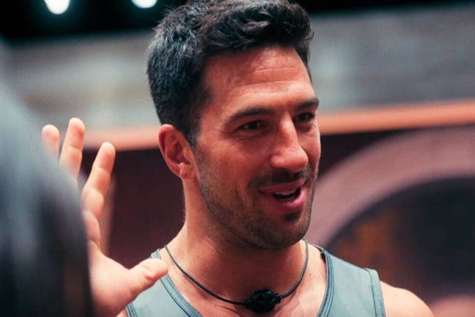 Alvise in una scena di Physical Italia