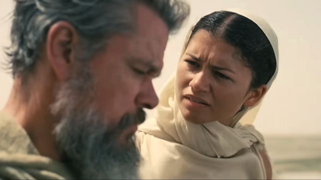 Atena insieme a Odisseo in una scena del film The Odyssey