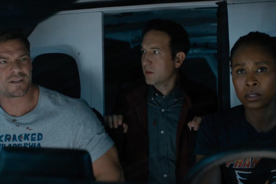 Reacher, Jacob e Tamara per le strade di Philadelphia alla ricerca di un posto utile per sventare un attentato, in Reacher 4