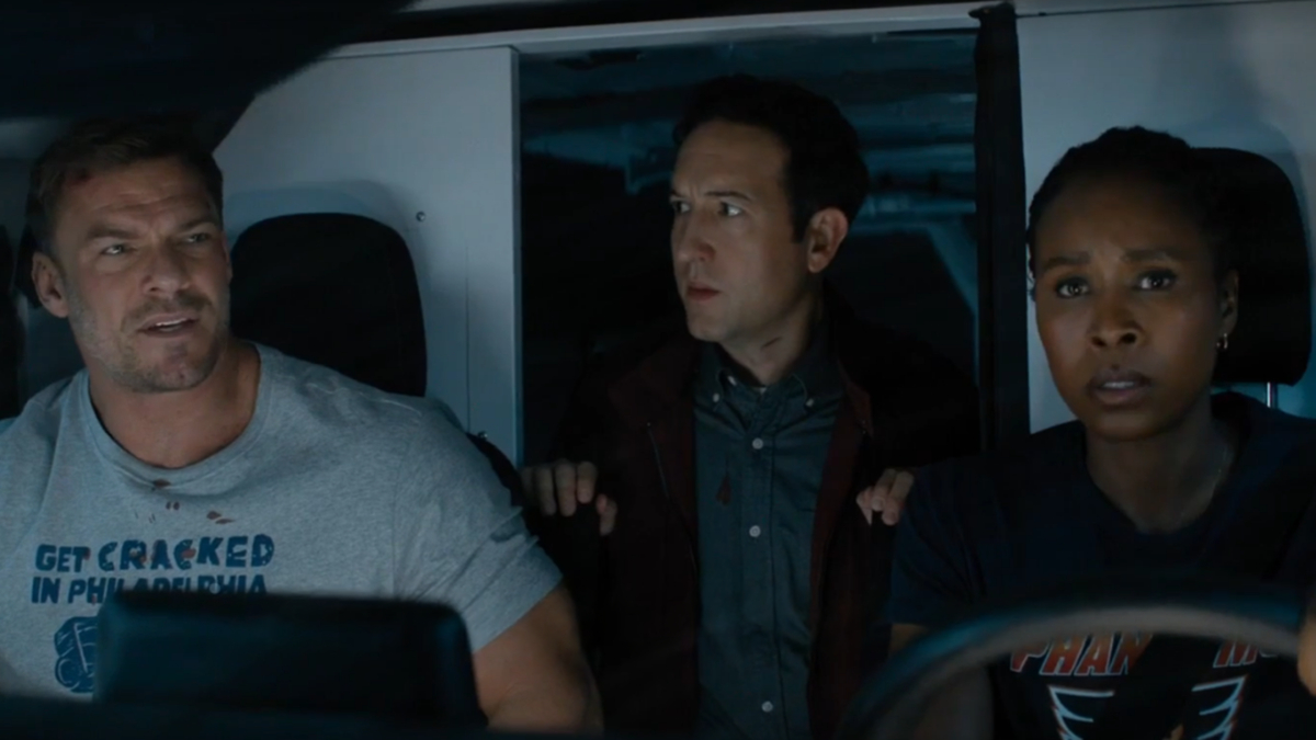 Reacher, Jacob e Tamara per le strade di Philadelphia alla ricerca di un posto utile per sventare un attentato, in Reacher 4