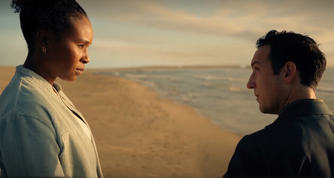 Tamara e Jacob, sulla spiaggia dove vengono sparse le ceneri di sua sorella e suo nipote, in Reacher 4