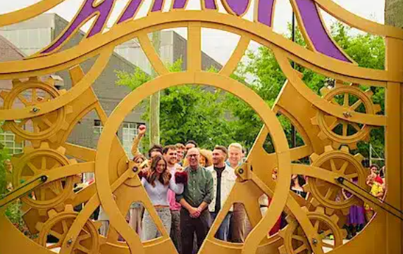 Una scena iniziale del programma Netflix Wonka's The Golden Ticket