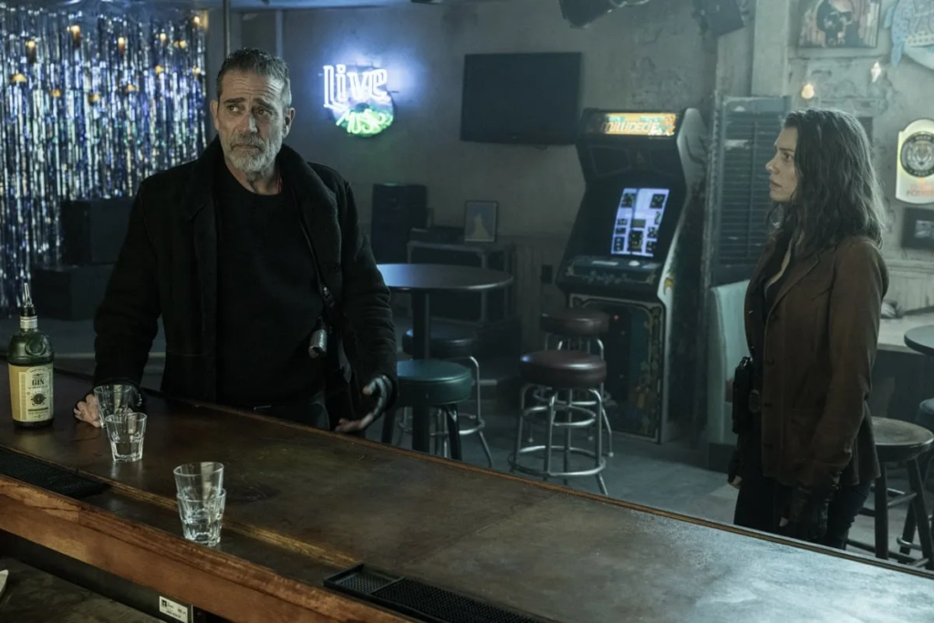 Negan e Maggie in una scena di The Walking Dead: Dead City 3