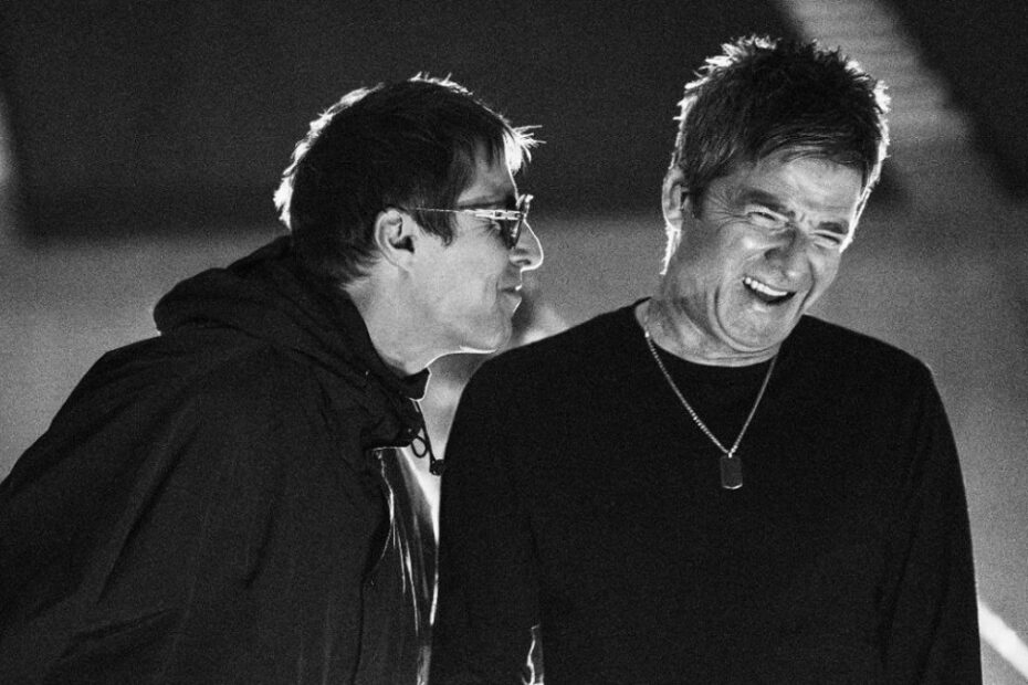 I fratelli Gallagher in una scena del docufilm Don't Look Back in Anger