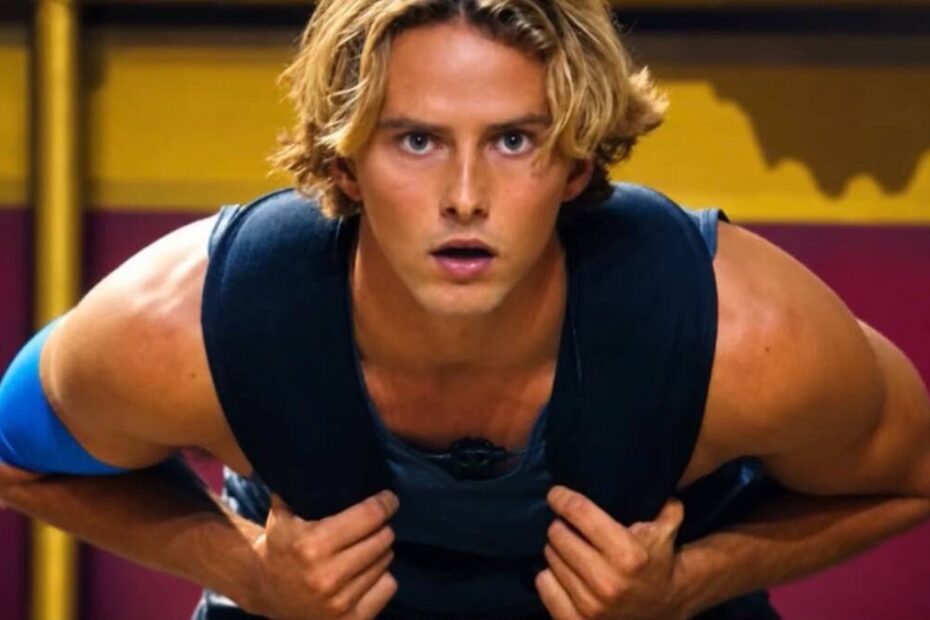 Edoardo Papa in una scena di physical Italia