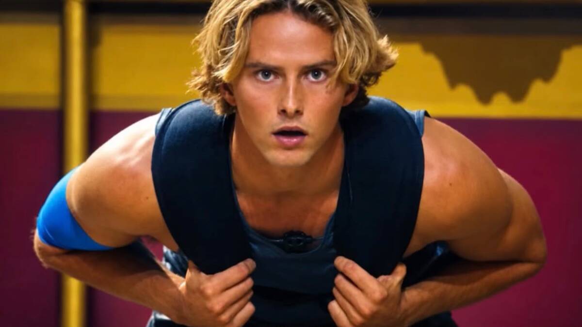Edoardo Papa in una scena di physical Italia