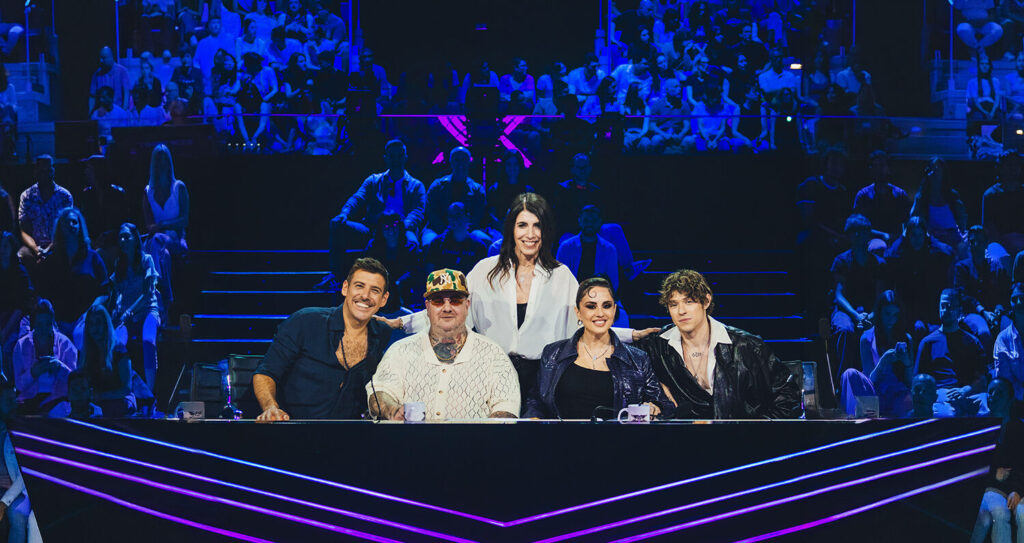 I quattro giudici di X Factor 2026 con la conduttrice giorgia, uno dei migliori programmi televisivi 