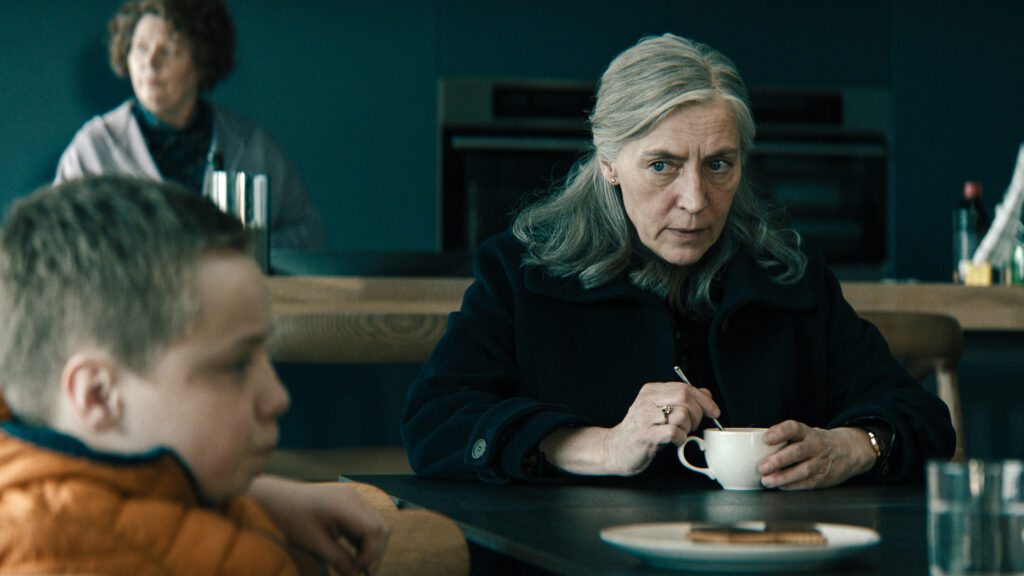 Reece Nesmith e Standish nella Safe House in Slow Horses 6