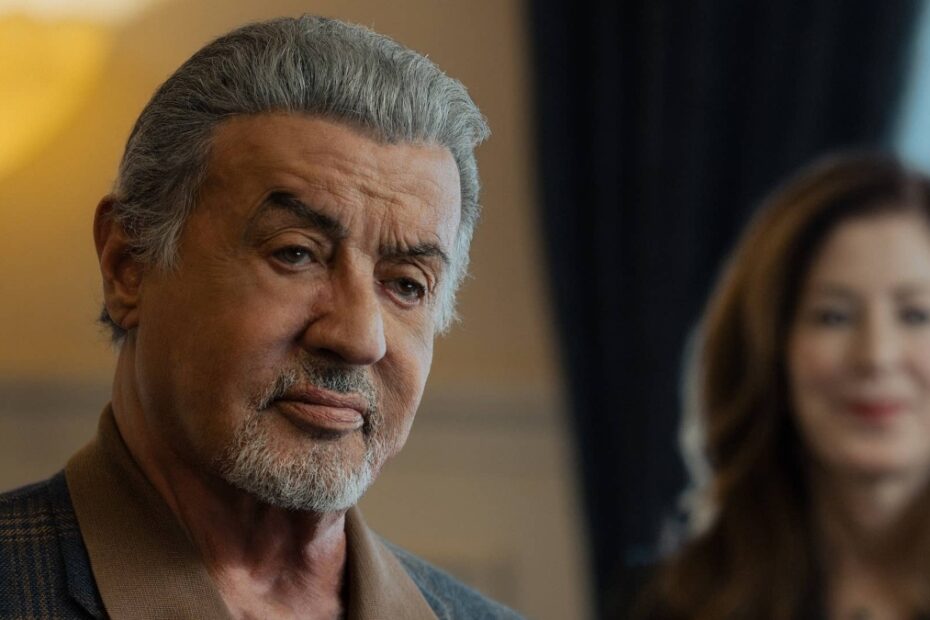 Il generale Manfredi e sullo sfondo Margaret, una scena di Tulsa King 4 profetica