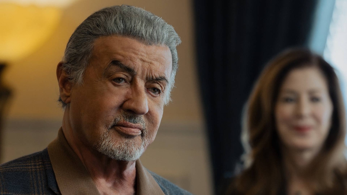 Il generale Manfredi e sullo sfondo Margaret, una scena di Tulsa King 4 profetica