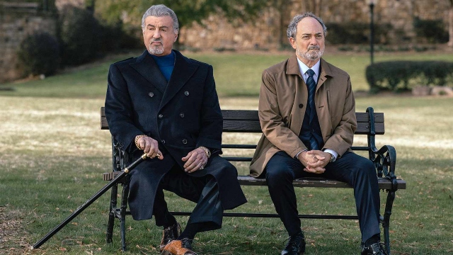 Dwight e Russo, alla prese con l'enorme difficoltà di comprendere quanto sia difficile recuperare i relitti di un aereo nell'oceno, in Tulsa King 4