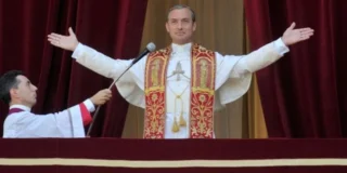 Jude Law in The Young Pope, una delle migliori Serie Tv italiane da vedere