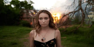 Alycia Debnam-Carey in Ascolta i Fiori Dimenticati, una delle miniserie da vedere su Amazon prime Video