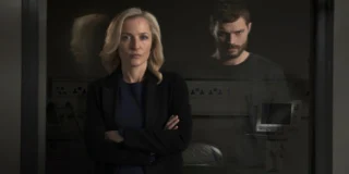 Gillian Anderson e Jamie Dornan in un'immagine tratta da The Fall, una delle Serie Tv da vedere su Netflix passate inosservate