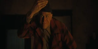 Charlie Hunnam in una scena di Monster: Ed Gein, una delle Migliori Serie Tv Netflix