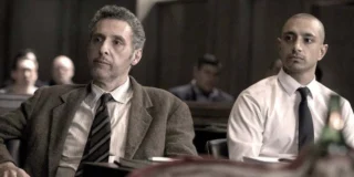 John Turturro e Riz Ahmed in una scena di The Night Of